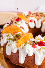 Obraz premium Closeup of bundt cake with shugar icing and fruit