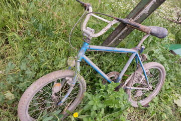 Fototapeta na wymiar abandoned old childrens bike