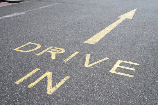 Drive In Wegweiser auf dem Parktplatz eines Schnellrestaurants