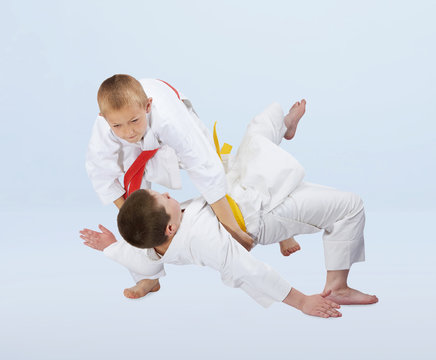 Judo throws are training boys in judogi