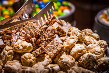 Karamel Süßigkeit mit Nüssen