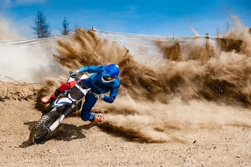 Fototapeten Motocross-Fahrer erzeugt eine große Staub- und Schmutzwolke © KopoPhoto