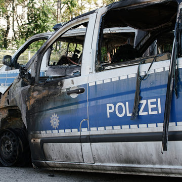verbrannte Polizeiautos nach einem Brandanschlag in der Innenstadt von Magdeburg am 08.September 2016.