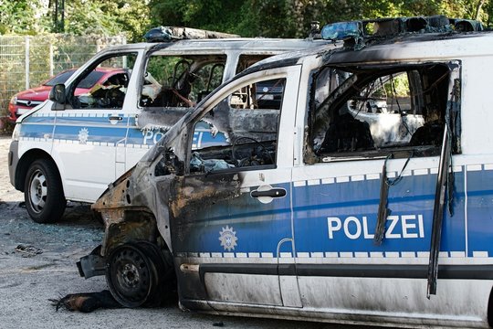 verbrannte Polizeiautos nach einem Brandanschlag in der Innenstadt von Magdeburg am 08.September 2016.