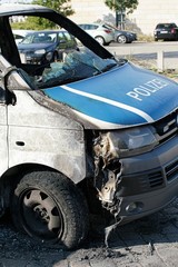 verbranntes Polizeiauto nach einem Brandanschlag in der Innenstadt von Magdeburg am 08.September...