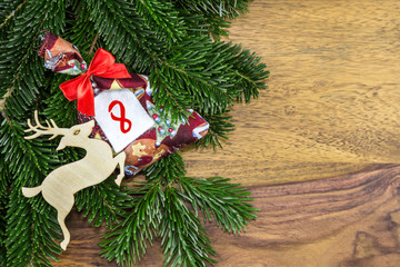 Die Zahl acht steht auf einem kleinen Säckchen von einem Weihnachtskalender