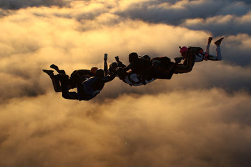 Parachutisme au coucher du soleil