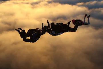 Afwasbaar Fotobehang Luchtsport Sunset skydiving 