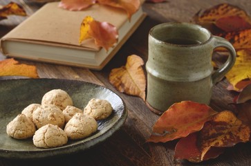落葉と本とコーヒーとクッキー
