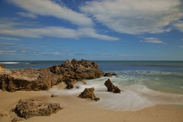 Fototapeta na wymiar waves on beach with blue sky