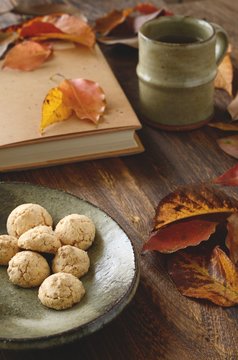 落葉と本とコーヒーとクッキー
