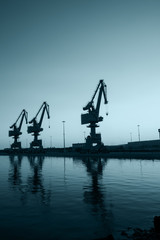 Obraz premium In the evening, gantry crane at the dock