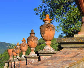 Chianti - Steinerne Amphoren auf einer Mauer