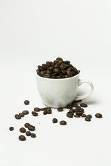 Fototapeta na wymiar Coffee cup filled with coffee beans.