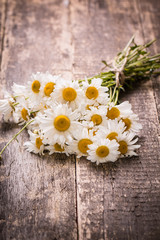 Obraz premium beautiful bouquet of chamomile on vintage wooden table
