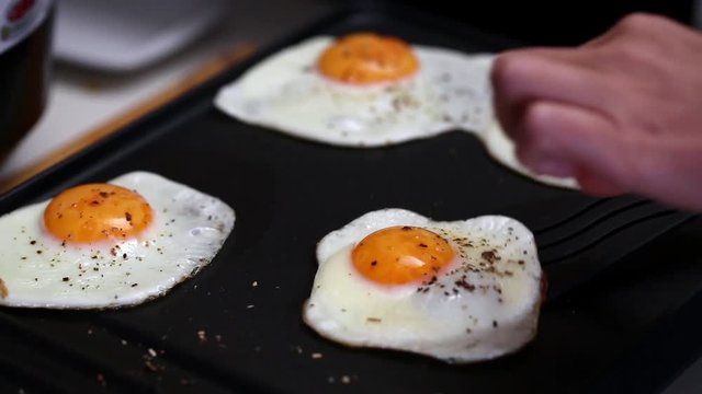 Cooking fried eggs on electric barbecue