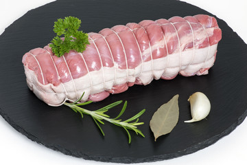 rôti de veau ficelé et bardé sur ardoise © Maurice Metzger