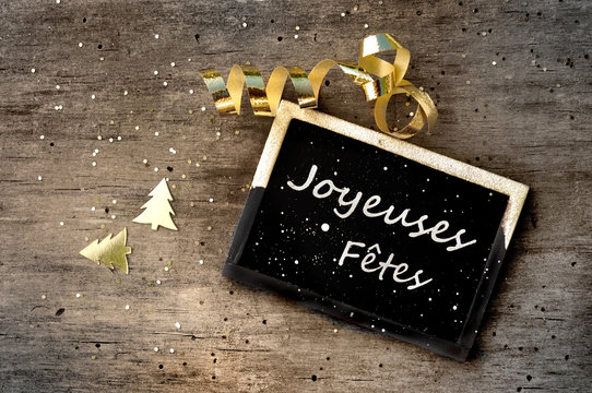 pancarte joyeuses f&ecirc;tes avec paillettes sur fond bois