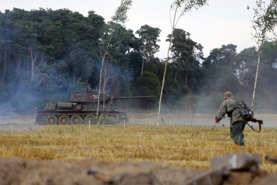 Radziecki cziłg T-34 w natarciu