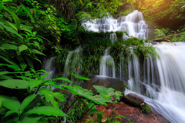Obraz premium Mun Daeng Waterfall, the beautiful waterfall in deep forest during rainy season at Phu Hin Rong Kla National Park in Thailand
