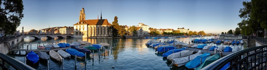 Panoramabild vom Limmatquai Zürich, Abendsonne, Fluss Limmat; Münsterbrücke; Motorboote