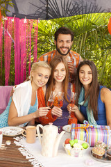 Junge Leute prosten sich zu auf einer Party