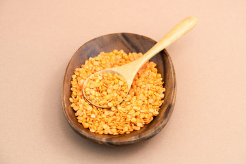 木の器に入ったレンズ豆