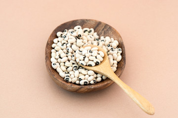 木の器に入ったブラックアイビーンズ