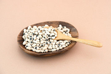 木の器に入ったブラックアイビーンズ