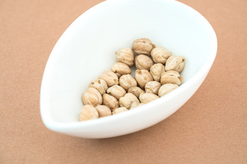 白い器に入ったヒヨコ豆