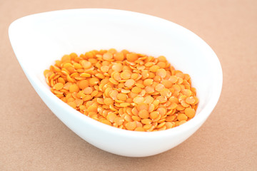 白い器に入ったレンズ豆