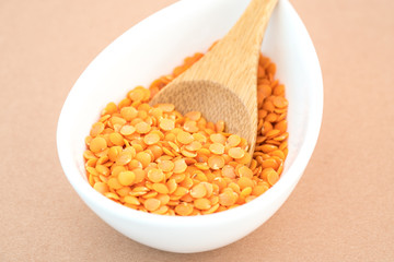 白い器に入ったレンズ豆