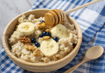 Oatmeal porridge with bananas and nuts