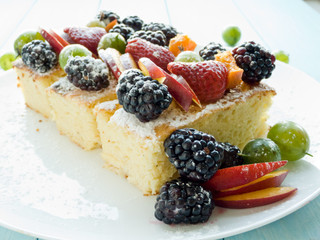 Berry sponge cake