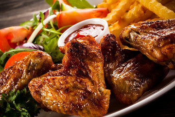Grilled chicken nuggets, chips and vegetables 