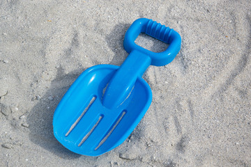 Fototapeta na wymiar Spielzeug am Strand