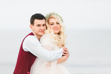 Obraz premium Happy wife and groom on the beach