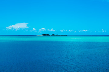 沖縄のエメラルドグリーンの海に浮ぶ小島
