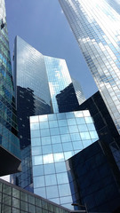 Reflets du ciel sur les grattes-ciel de Paris La Défense, quartier d'affaires 