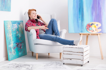 Obraz premium Sharing her artistic success with a fellow painter