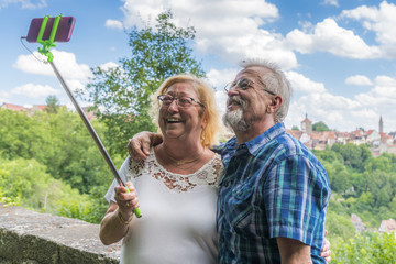 Reiferes Ehepaar hat Spaß mit Smartphone und Selfie-Stick