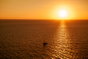żeglowanie na morzu podczas zachodu słońca