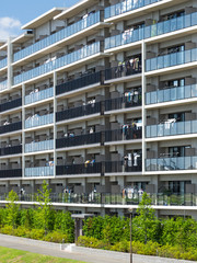 住宅街の大型マンション