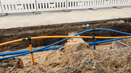 Neue Gasleitungen und Wasserleitungen aus Kunststoff
