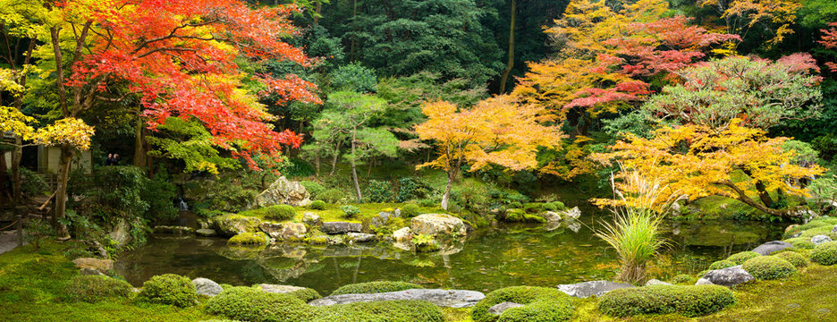 Japanischer Landschaftsgarten im Herbst