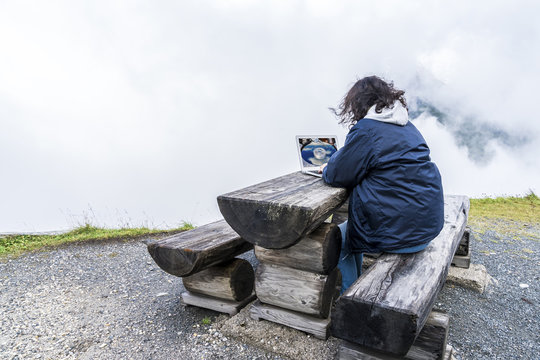 Junge Frau arbeitet in der Cloud - mit Cloudspeicher im Bildschirm