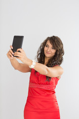 Naklejka premium pretty girl make a duck face, and take a self portrait with her smart phone 