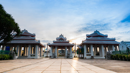 Obraz premium Thai art architecture detail in Wat Arun buddhist temple in Bangkok, Thailand.