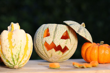 Halloweenkürbis auf Gartentisch, basteln