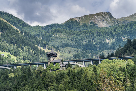 Burg Falkenstein vor der Falkensteinbrücke und den Alpen in Kärnten Österreich